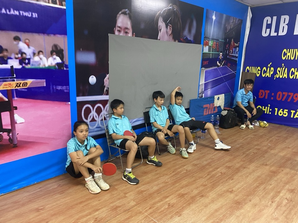 Các VĐV trẻ chờ đến lượt thi đấu